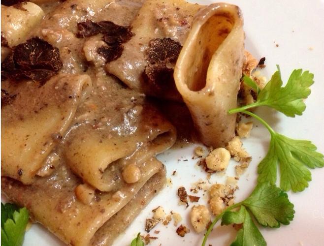 Paccheri con crema di nocciola e tartufo