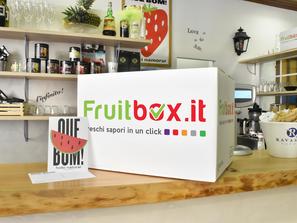 Anche Que Bom è diventato un punto di ritiro convenzionato Fruitbox.it! 
Fai i tuoi acquisti sul nostro sito e ritira il box presso QUE BOM...
Ah.....