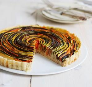 Su una base di sfoglia e purè di patate si adagia una spirale di verdure colorate e saporite..