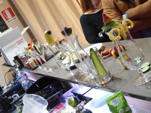Ultima serata con gli amici di Intrabar Academy per il corso Barman di taglio e preparazione. La buona frutta di Fruitbox nelle mani di veri maestri...